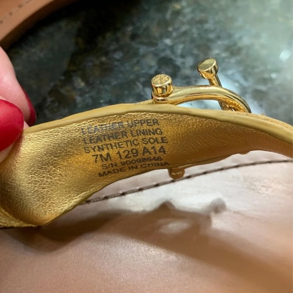 Tory Burch Sandals
Gold leather with gold hardware and timeless Tory logo - Picture 9 of 10